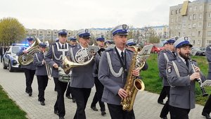 Zdjęcie przedstawia muzyków orkiestry policyjnej