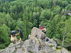 Dwaj policjanci Samodzielnego pododdziału kontrterrorystycznego Policji we Wrocławiu wraz z ratownikiem Górskiego Ochotniczego Pogotowia Ratunkowego przygotowują się do wspinaczki po skałach.