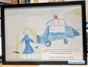 obrazek namalowany przez dziecko na którym widoczna jest  policjantka przy radiowozie
