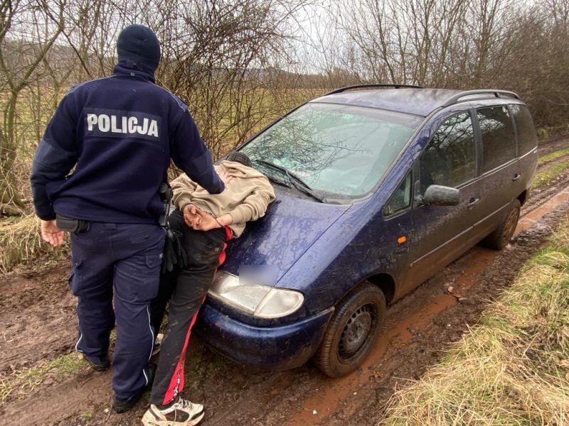 Policyjny patrol z psem służbowym zatrzymał po pościgu kierującego bez