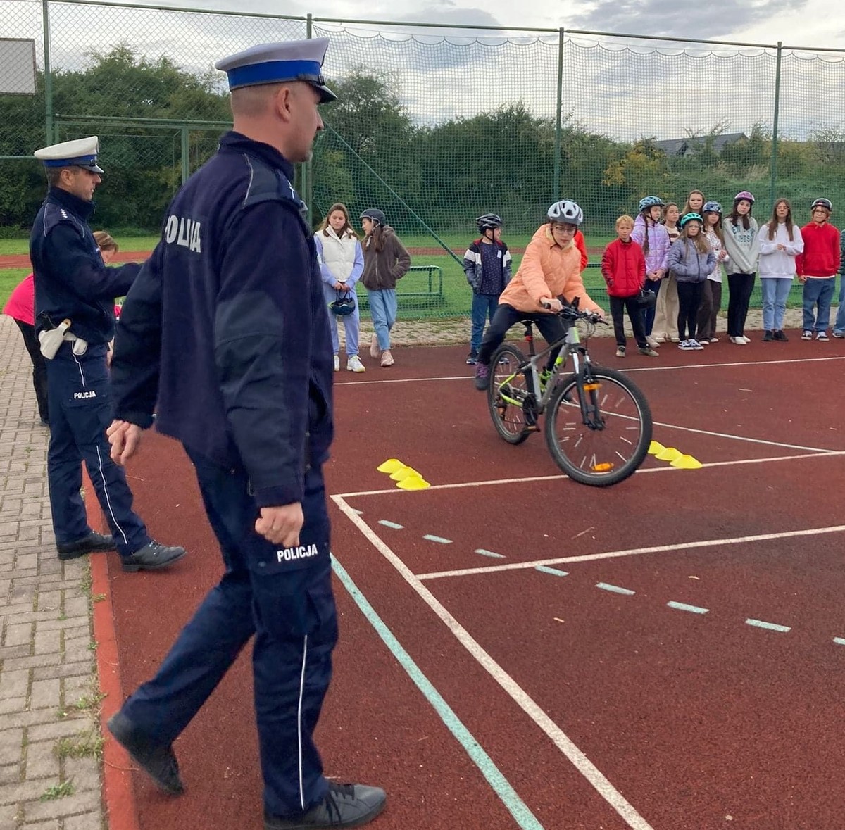 50 Osób Zdawało Testowy Egzamin Z Przepisów Ruchu Drogowego Egzamin na kartę rowerową z udziałem policjantów strzelińskiego Ogniwa