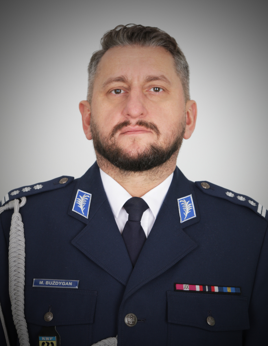 Zdjęcie przedstawiające Zastępcę Komendanta Wojewódzkiego Policji we Wrocławiu inspektora Mariusza Bużdygana