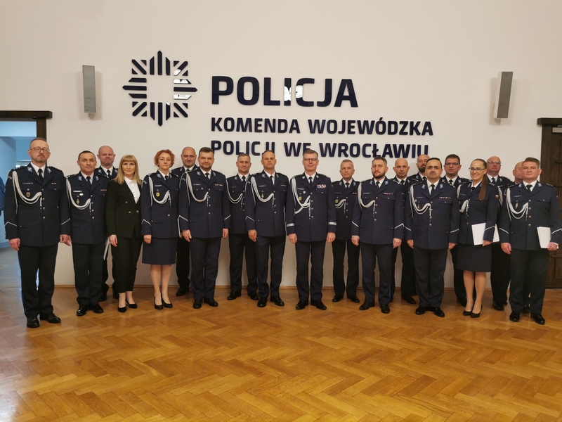 Zdjęcie grupowe kadry kierowniczej Komendy Wojewódzkiej Policji we Wrocławiu z osobami mianowanymi