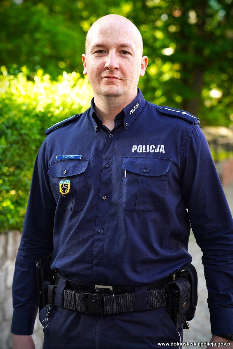 Funkcjonariusz z Komendy Wojewódzkiej Policji we Wrocławiu, wracając po ...