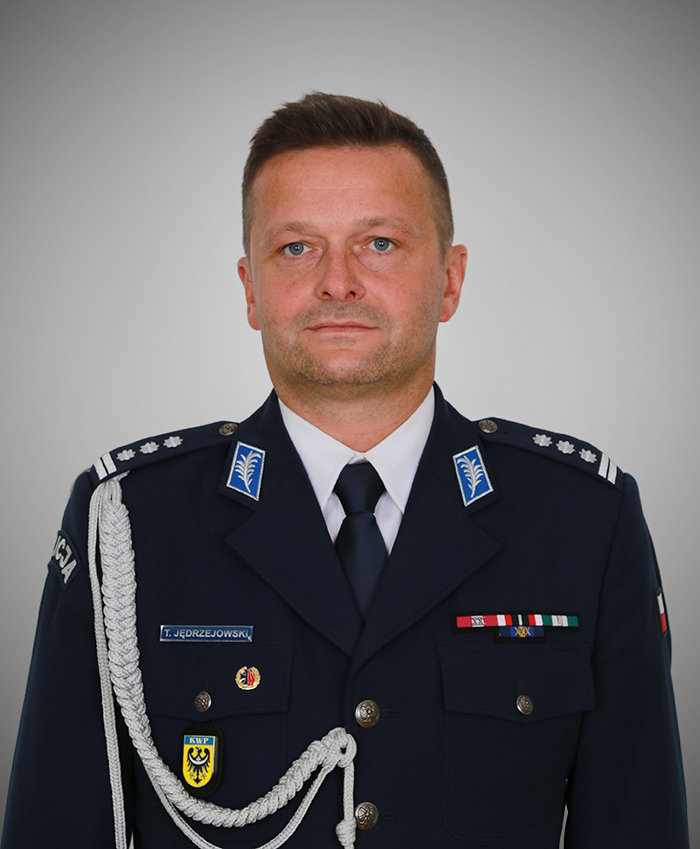 zdjęcie przedstawia zastępcę komendanta wojewódzkiego policji we wrocławiu do spraw logistyki - inspektora Tomasza Jędrzejowskiego