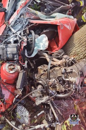 Wypadek czerwonego samochodu osobowego