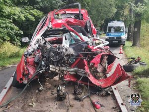 Wypadek czerwonego samochodu osobowego