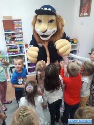 dzieci bawią się z komisarzem lwem