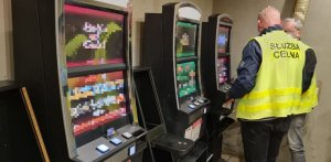 policjanci i celnicy zabezpieczają automaty do gier