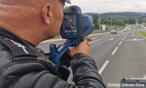 Policjant dokonuje pomiaru prędkości