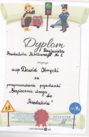 Dyplom dla policjanta od przedszkolaków