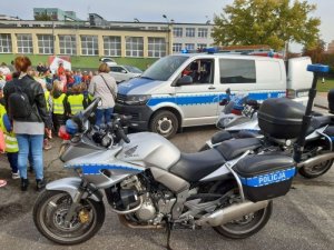 radiowóz i motocykl policyjny oraz uczestnicy pogadanki