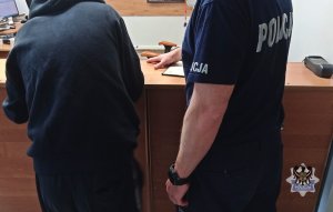 policjant przyjmuje zeznanie od męzczyzny na komisariacie