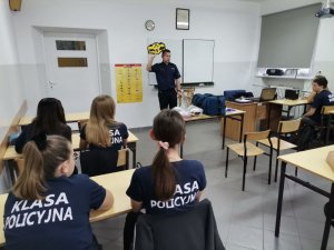 policjant naucza pierwszą pomoc w klasie policyjnej