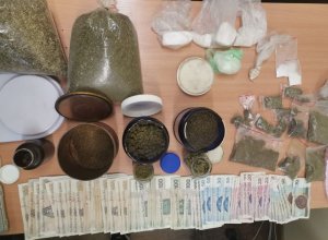 narkotyki i pieniądze ułożone na stole