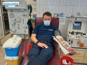 policjant oddający krew
