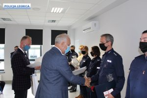 policjanci otrzymujący podziękowania
