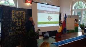 konferencja na której występował jeden z policjantów KPP Trzebnica