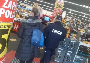 policjant i kobieta podczas kontroli w sklepie