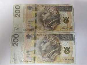 Dwa banknoty 200 złotych.