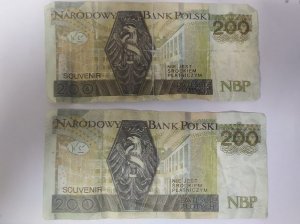 Dwa banknoty o nominale 200 złotych.