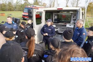 Policjanci wraz z uczniami klas mundurowych podczas manewrów