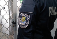 rękaw munduru policyjnego z napisem