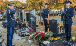 Komendant Główny Policji - gen. insp. Jarosław Szymczyk oddaje hołd zmarłemu na cmentarzu.