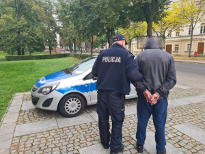 policjanci prowadzą zatrzymanego mężczyznę do aresztu