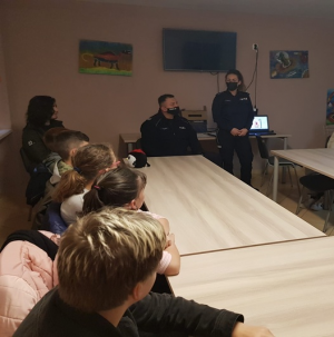 policjanci prowadzą spotkanie