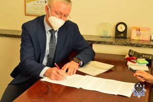 burmistrz podpisuje akt notarialny