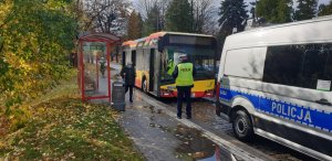 policjanci kontrolują autobus komunikacji miejskiej