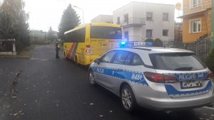 policjanci kontrolują autobus komunikacji miejskiej