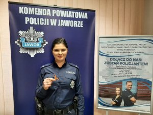 policjantka z trzymająca pomarańczową wstążeczkę