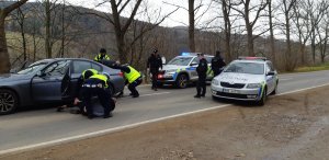 ćwiczenia z czeską policją na drodze mające za zadanie złapanie groźnych przestępców. Blokada na drodze i prowadzenie zatrzymanego mężczyzny