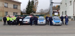 ćwiczenia z czeską policją na drodze mające za zadanie złapanie groźnych przestępców. Blokada na drodze i prowadzenie zatrzymanego mężczyzny