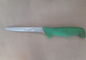 nóż z zieloną rączką leżący na blacie