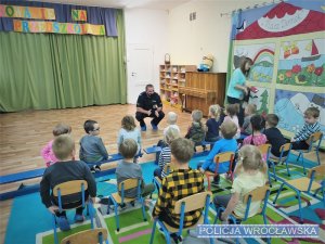 spotkanie policjanta z dziećmi w przedszkolu i szkole