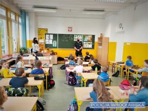 spotkanie policjanta z dziećmi w przedszkolu i szkole