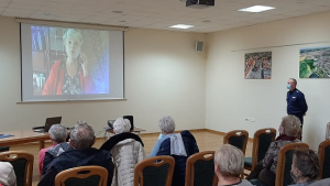 policjant podczas spotkania z seniorami