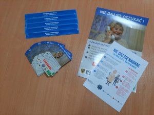 ulotki dla seniorów rozłożone na blacie