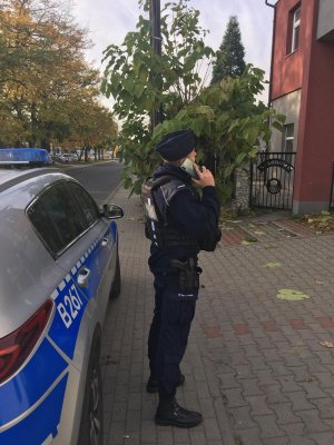 policjant podczas sprawdzania kwarantanny