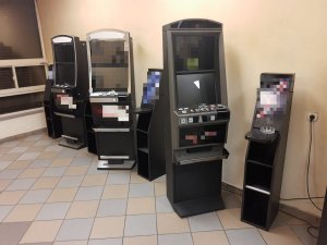 automaty stojące w pomieszczeniu