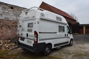 samochód camper stojący na podwórku - widok z tyłu
