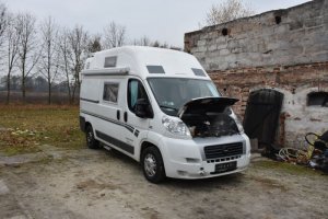 samochód camper stojący na podwórku - widok z przodu