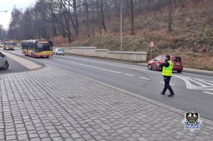 policjant zatrzymujący autobus do kontroli