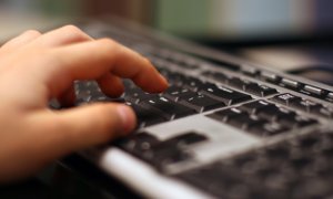 Ręka pisząca po klawiaturze komputerowej