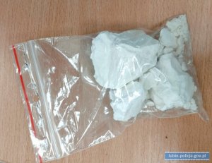 kokaina w woreczku strunowym położona na blacie