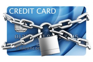 karta kredytowa z założoną kłódką i łańcuchem
