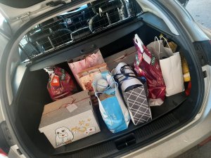 Bagażnik samochodu w którym znajdują się paczki i prezenty.